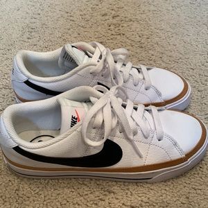 Nike Women Court’s Legacy Shoe